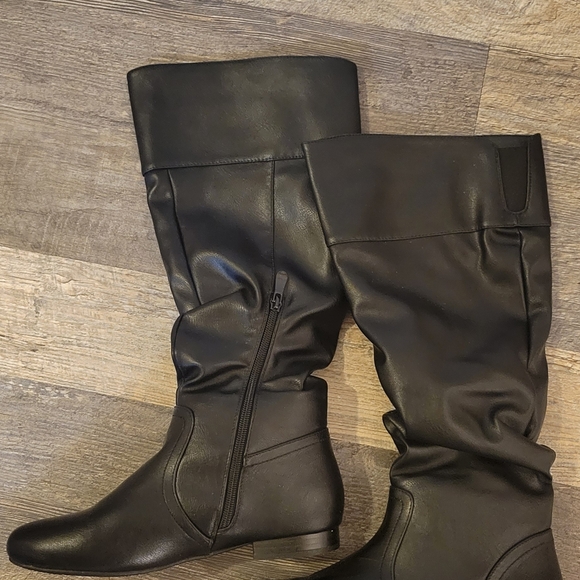 Women's Black Knee-High Boots - Picture 1 of 2